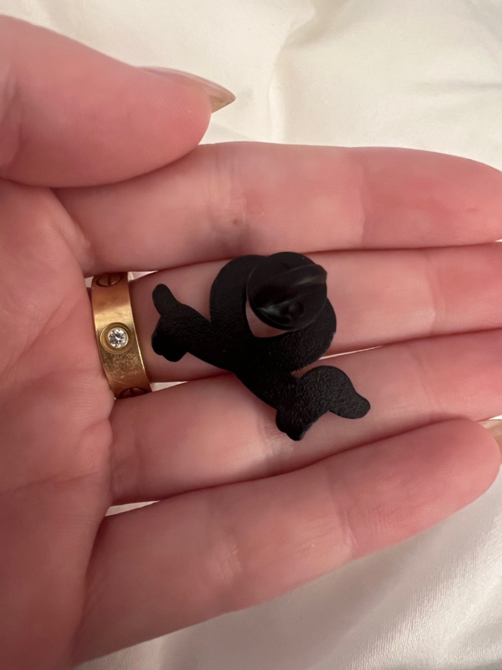 🧷🐶DACHSHUND/WEINER DOG/SAUSAGE DOG HEART - Enamel Pin on Black Backing - Picture 3 of 3